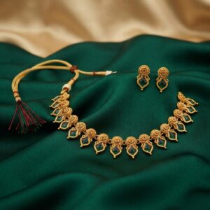 Gold-tone green stone kite motif necklace set with thread closure – SunShoppers UK