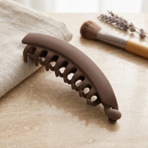 Large matte hair claw clip in brown on wooden surface – SunShoppers UK