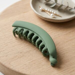 Large matte hair claw clip in Green on wooden surface – SunShoppers UK