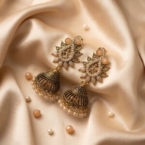 Beige and pearl-effect antique gold jhumka earrings
