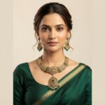 Gold-tone Indian bridal necklace set with openwork collar, green stones, pearl-effect drops and matching chandelier earrings
